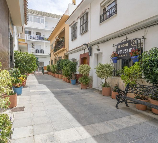 R5427598-Image 1-Townhouse - 2 Beds - 62 Built