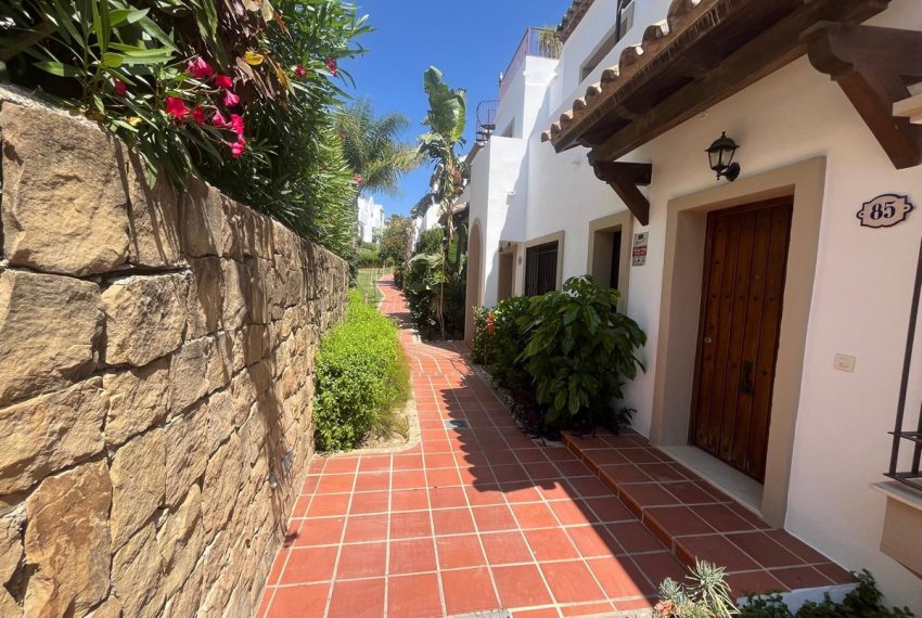 R5427826-House-For-Sale-Estepona-Townhouse-3-Beds-245-Built