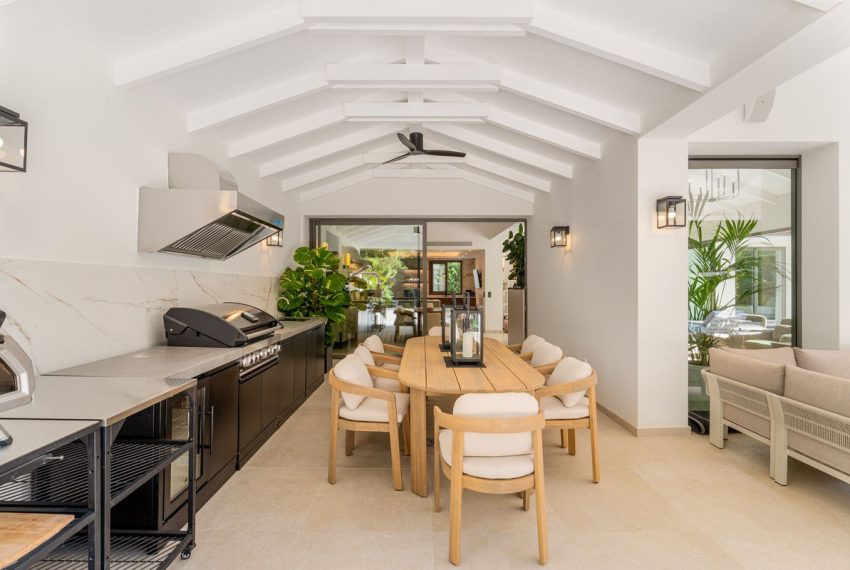 R5429473-House-For-Sale-Nueva-Andalucia-Detached-Villa-5-Beds-453-Built-2