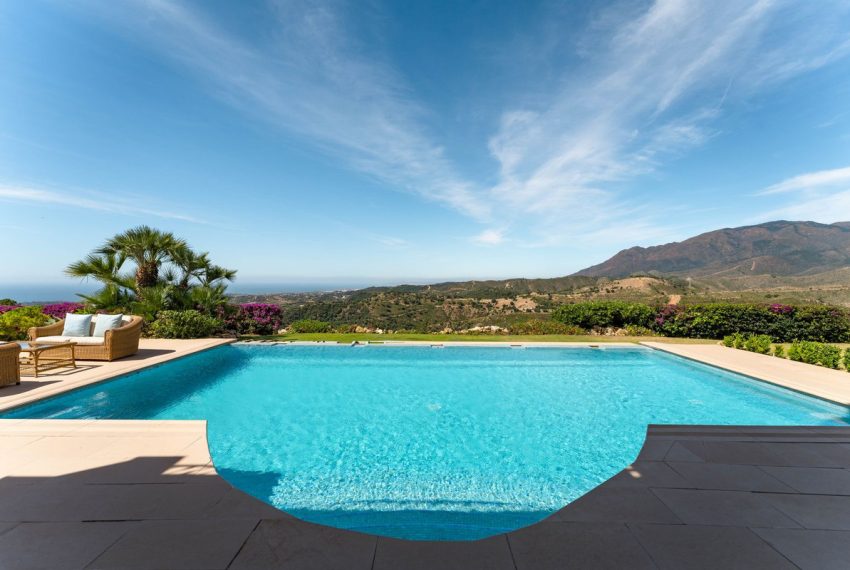 R5429527-House-For-Sale-Estepona-Detached-Villa-5-Beds-1070-Built-1