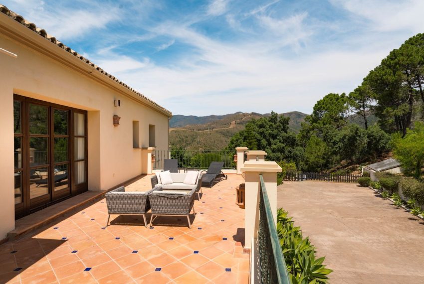 R5429527-House-For-Sale-Estepona-Detached-Villa-5-Beds-1070-Built-17