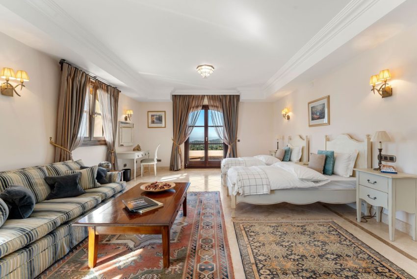 R5429527-House-For-Sale-Estepona-Detached-Villa-5-Beds-1070-Built-18