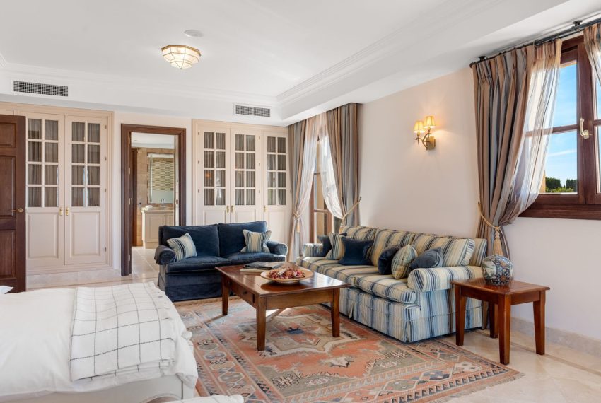 R5429527-House-For-Sale-Estepona-Detached-Villa-5-Beds-1070-Built-19
