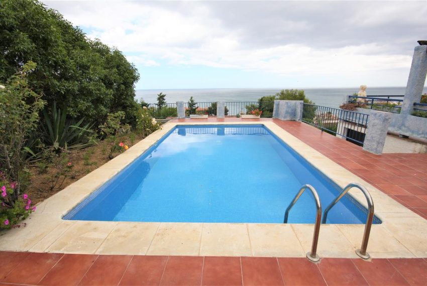 R5437732-House-For-Sale-Estepona-Detached-Villa-4-Beds-300-Built-1