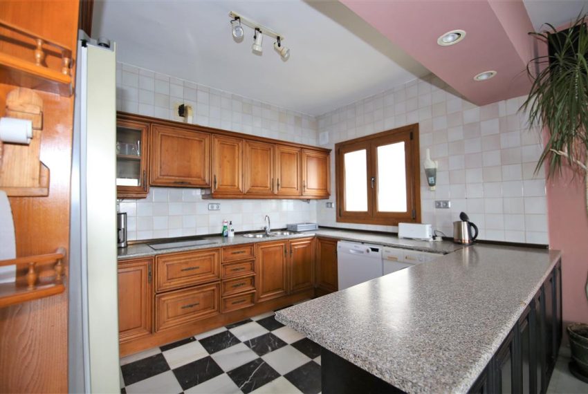 R5437732-House-For-Sale-Estepona-Detached-Villa-4-Beds-300-Built-4