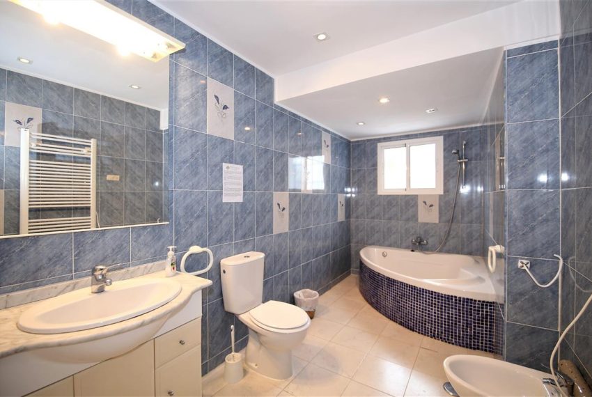 R5437732-House-For-Sale-Estepona-Detached-Villa-4-Beds-300-Built-9