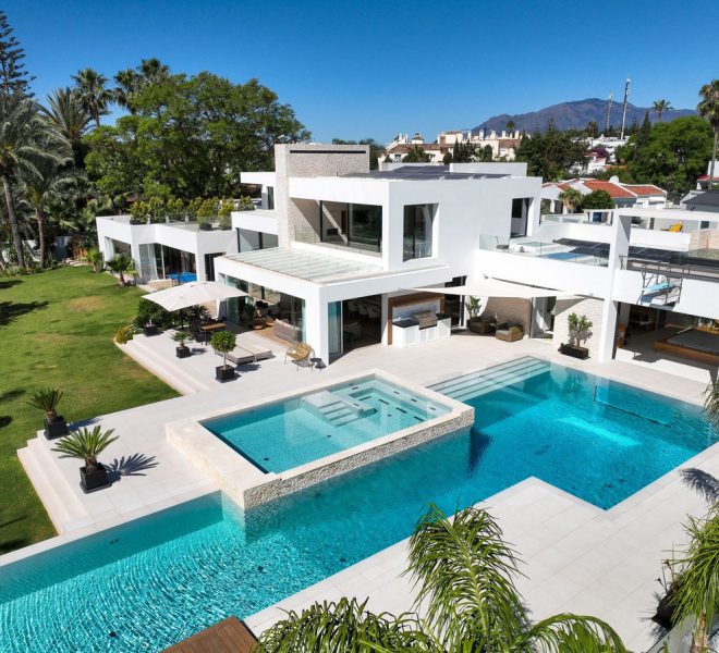 R5438548-Image 1-Detached Villa - 7 Beds - 1373 Built
