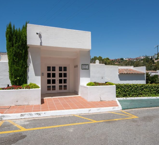 R5441464-Image 1-Top Floor Apartment - 3 Beds - 173 Built