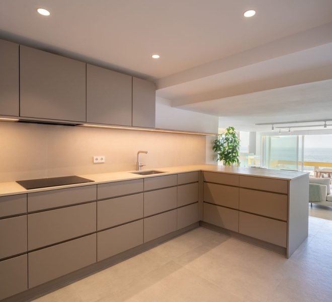 R5453467-Image 1-Top Floor Apartment - 3 Beds - 152 Built