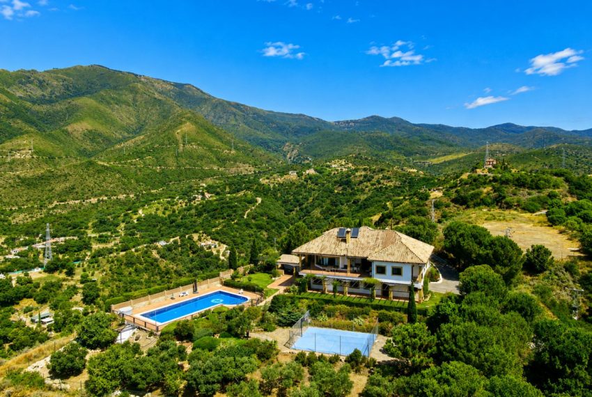R5459224-House-For-Sale-Estepona-Finca-Cortijo-6-Beds-650-Built-1